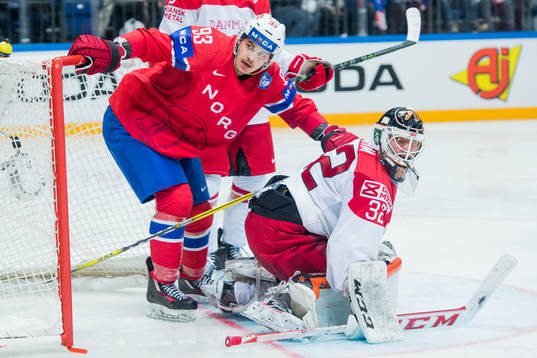 Danmarks målvakt Sebastian Dahm får påhälsning av