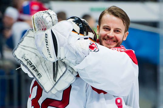 Danmarks målvakt Simon Nielsen kramar om målvakt