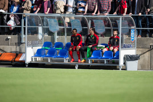 Östersunds avbytarbänk med Monday Samuel, målvakt