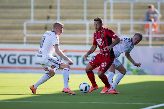Östersunds Saman Ghoddos mot+ Kalmars Tobias Eriksson