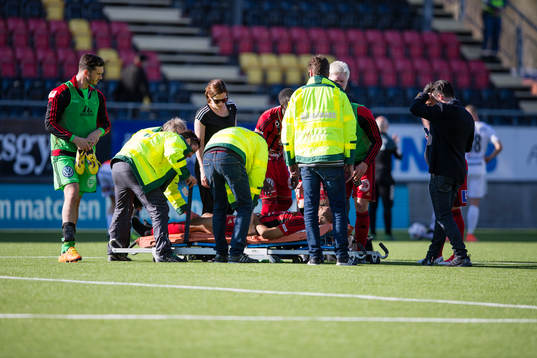 Östersunds Walid Atta bärs ut på bår