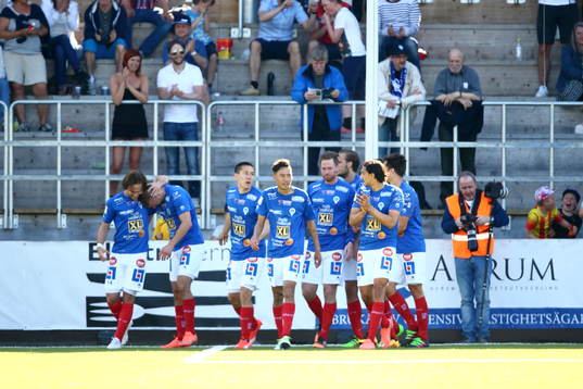 Åtvidabergs Simon Helg jublar med laget sedan han gjort