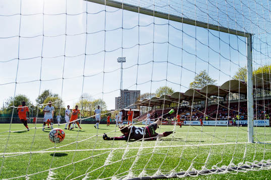 Ängelholms målvakt Carl Lindell släpper in Athletics