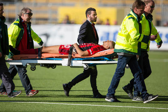 Östersunds Walid Atta bärs ut på bår