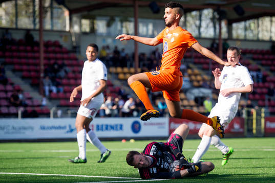 Athletics Omar Eddahri hoppar över Ängelholms målvakt