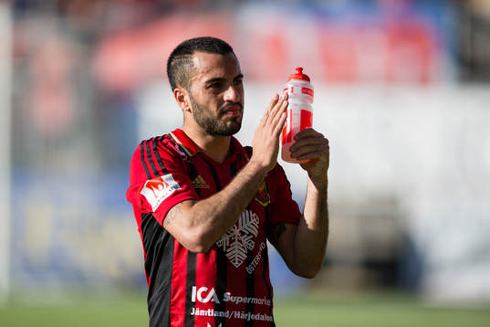 Östersunds Brwa Nouri klappar i händerna till publiken