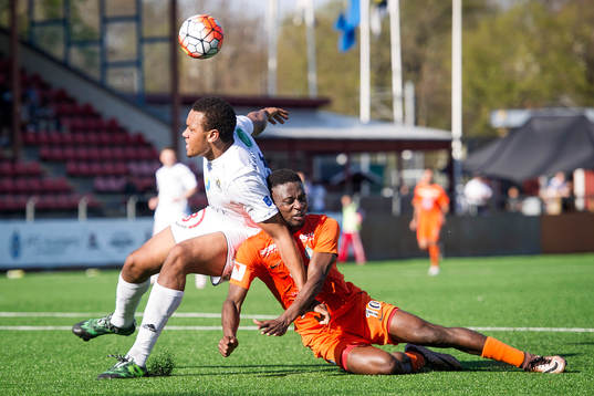 Athletics Mohamed Buya Tugay dras ner i en närkamp med