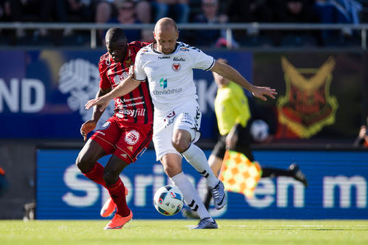 Östersunds Ken Sema mot Kalmars Stefan Larsson
