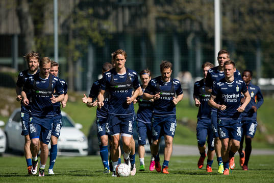 IFK Göteborg värmer upp, fr.v. Gustav Engall, Thomas