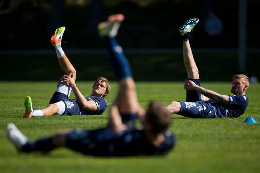 IFK Göteborgs Thomas Rogne och Sebastian Eriksson stretchar