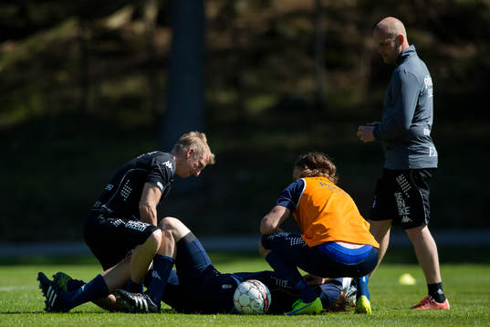 IFK Göteborgs målvakt Oliver Gustafsson liggande