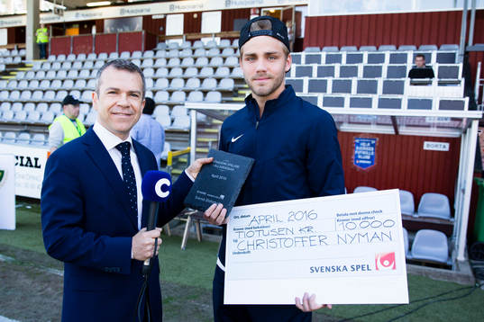 Cmores Björn Geijer delar ut pris till månadens spelare i