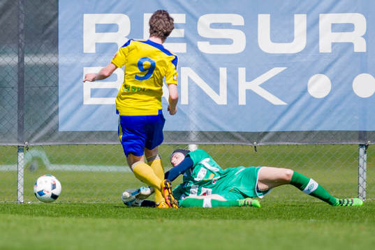 Eskilsminnes Filip Ottosson och Höganäs  målvakt Hugo