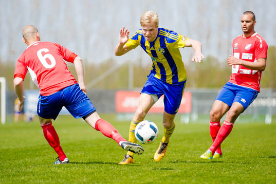 Höganäs spelande  tränare Jakob Augustsson (ryggen åt