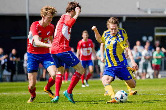 Eskilsminnes Filip Ottosson skjuter mot täckande Höganäs