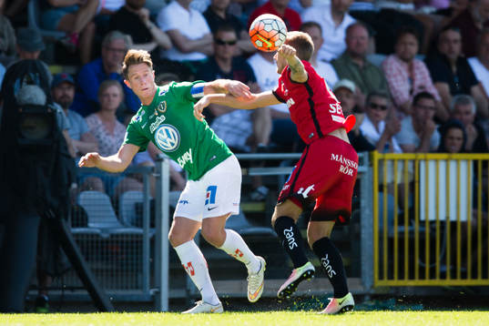 Jönköpings Tommy Thelin nickar bollen