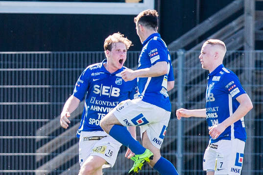 Norrbys Nicklas Savolainen jublar med lagkamrater