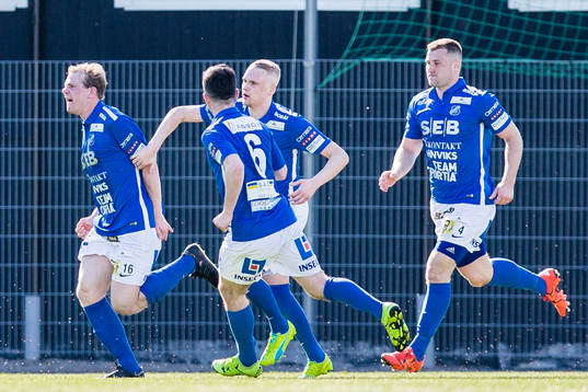 Norrbys Nicklas Savolainen jublar med lagkamrater