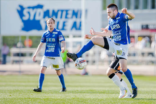 Norrbys Kardo Sachel Aso Omar tar ner bollen
