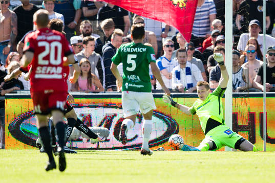 Norrköpings målvakt Andreas Vaikla räddar