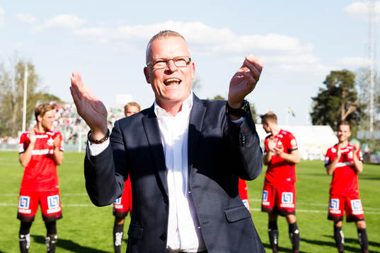 Norrköpings manager Janne Andersson sjunger och jublar