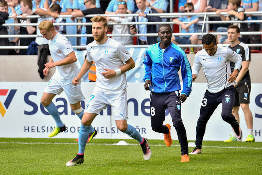 Malmö FFs Rasmus Bengtsson värmer upp före