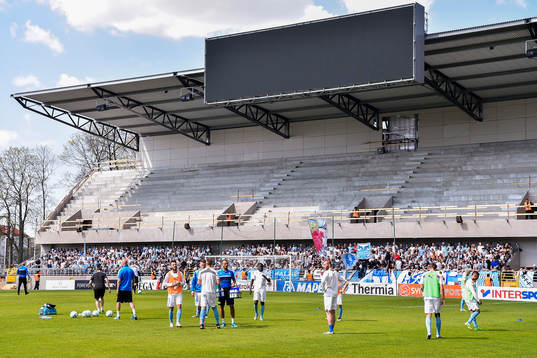 Malmö FFs spelare värmer upp före fotbollsmatchen i