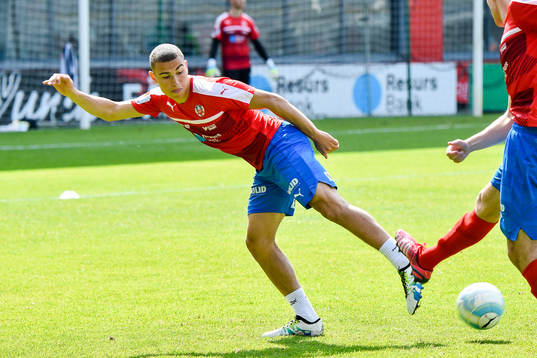 Helsingborgs Jordan Larsson värmer upp före
