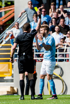Malmö FFs Rasmus Bengtsson får gult kort av domaren