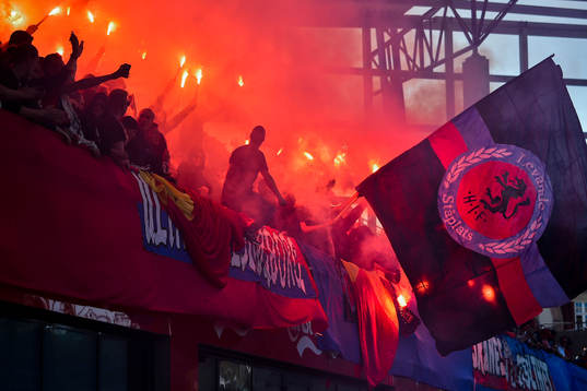 Helsingborgs supportrar med bengaler