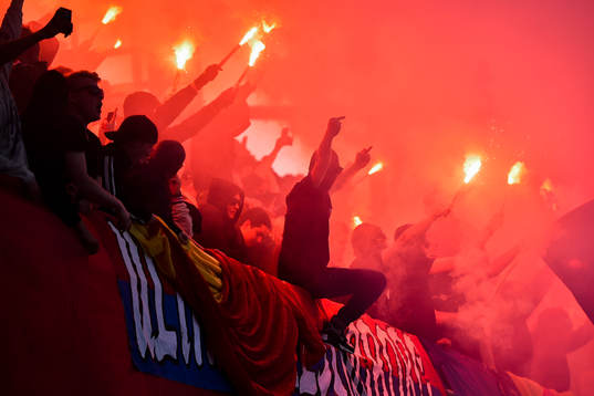 Helsingborgs supportrar med bengaler