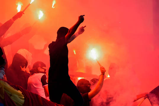 Helsingborgs supportrar med bengaler