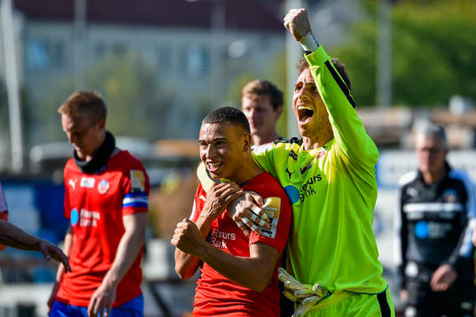 Helsingborgs Jordan Larsson och målvakt Tomer Chencinski