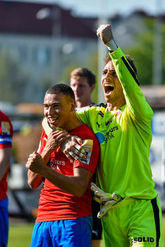 Helsingborgs Jordan Larsson och målvakt Tomer Chencinski