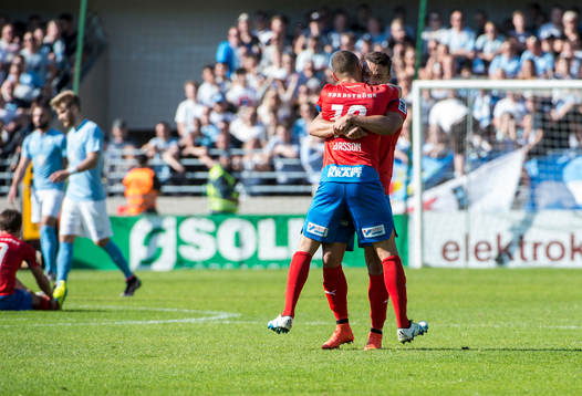 Helsingborgs Jordan Larsson och Matthew Rusike jublar