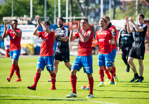 Helsingborgs Jordan Larsson jublar med lagkamraterna