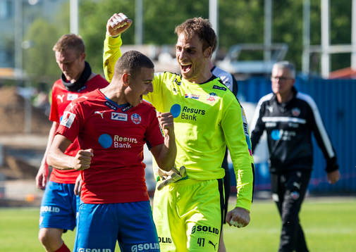 Helsingborgs Jordan Larsson och målvakt Tomer Chencinski