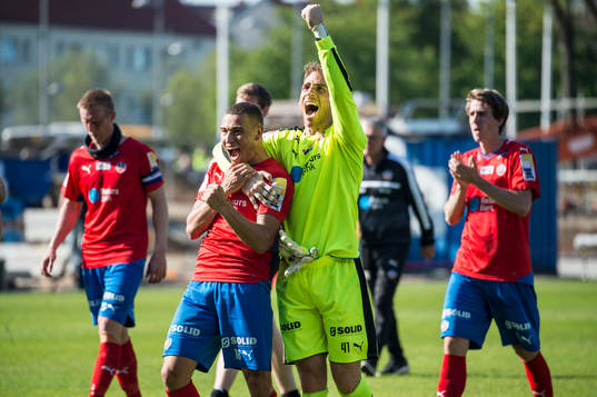Helsingborgs Jordan Larsson och målvakt Tomer Chencinski