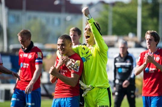 Helsingborgs Jordan Larsson och målvakt Tomer Chencinski