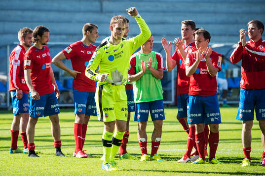 Helsingborgs målvakt Tomer Chencinski spexar och jublar
