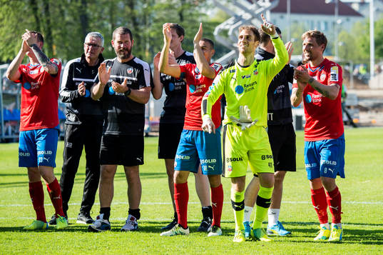 Helsingborgs målvakt Tomer Chencinski spexar och jublar