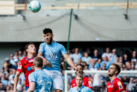 Helsingborgs Anton Wede i luftduell med Malmö FFs Erdal