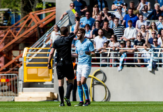 Malmö FFs Rasmus Bengtsson får gult kort av domaren