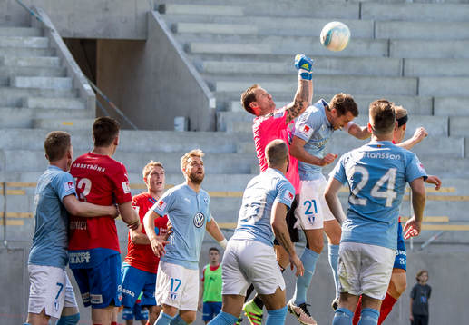 Malmö FFs målvakt Johan Wiland boxar iväg bollen vid en