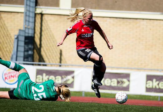 s Michaela Johnsson och Ältas målvakt Petra Kumin