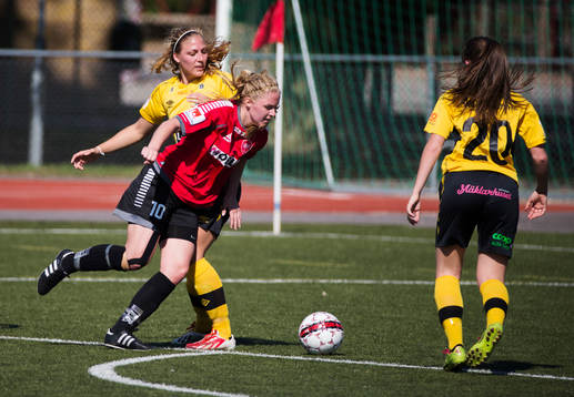 s Michaela Johnsson och Ältas Malin Sandin och Anna Sterner