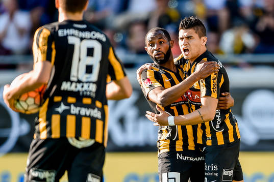 Häckens René Makondele och Paulo de Oliveira jublar
