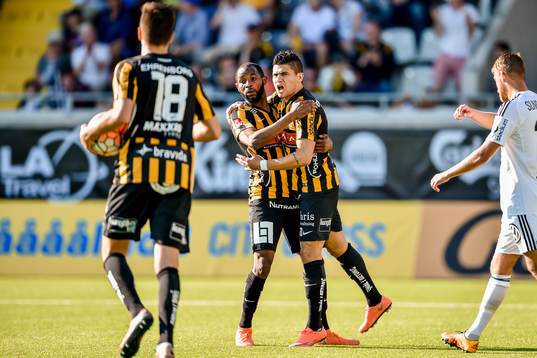 Häckens René Makondele och Paulo de Oliveira jublar