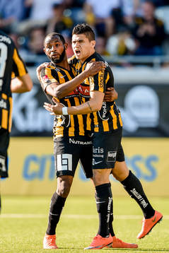 Häckens René Makondele och Paulo de Oliveira jublar