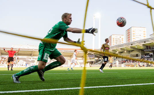 Häckens målvakt Peter Abrahamsson ser 0-1 gå in som